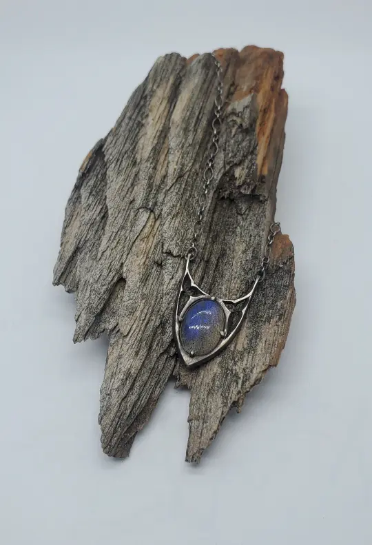 Oval Tracery pendant with Labradorite