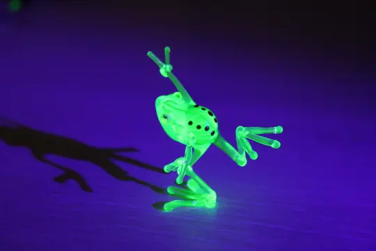 Uranium Glass Frog Hand-Blown Art Collectible Figurine Blown Uranium Vaseline Glass Figurine Frog necklace Glass UV Miniature