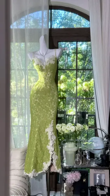 Light green halter-neck lace fitted waist bodycon long ball gown R7612