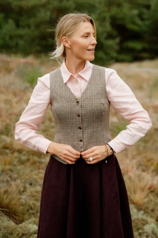 Jane – Fitted Linen V-Neck Vest