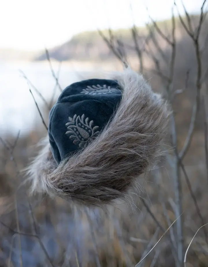 Toque 'Lavinia' en velours brodée couleur noir lavé