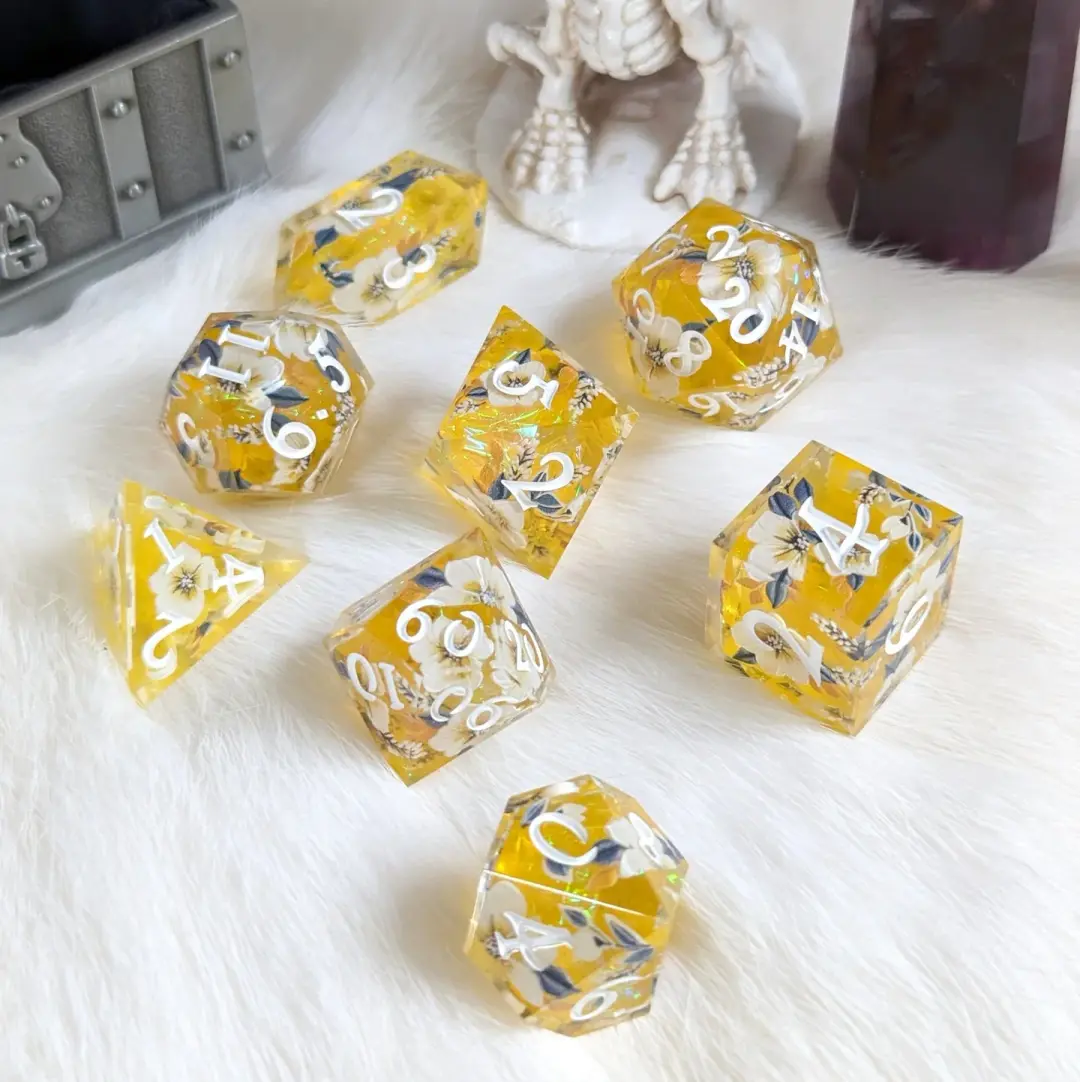 Summer Breeze Dice Set – 8-Piece Floral Yellow White DnD Dice with Crystal D4 | Fennek & Finch