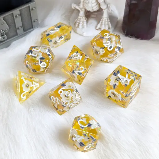 Summer Breeze Dice Set – 8-Piece Floral Yellow White DnD Dice with Crystal D4 | Fennek & Finch