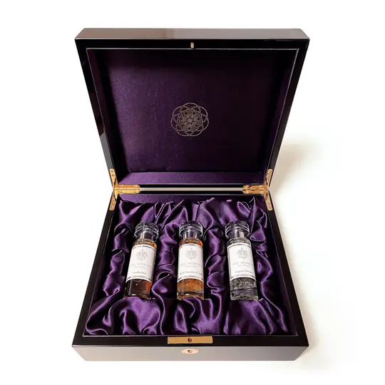 Luxury Wooden Gift Box — natural perfume by April Aromatics, 3 x EdP Parfums á 30ml This exclusive contains 3 April Aro…