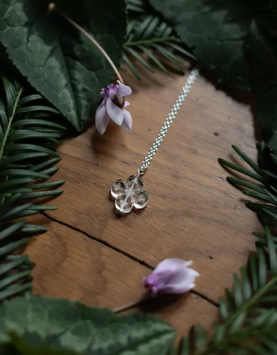 Collier 'Glacier Fleur' en cristal de roche taillé et argent 925