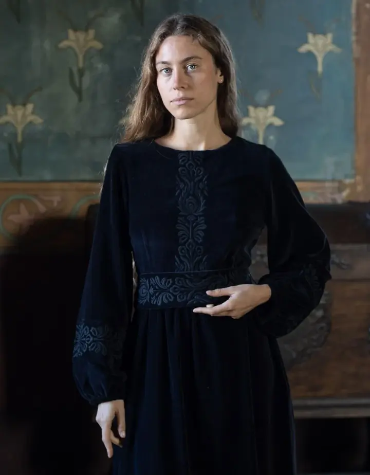 Robe 'Misha' en velours noir brodé