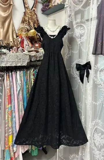Black halter-neck, fitted, elegant long ball gown R7841