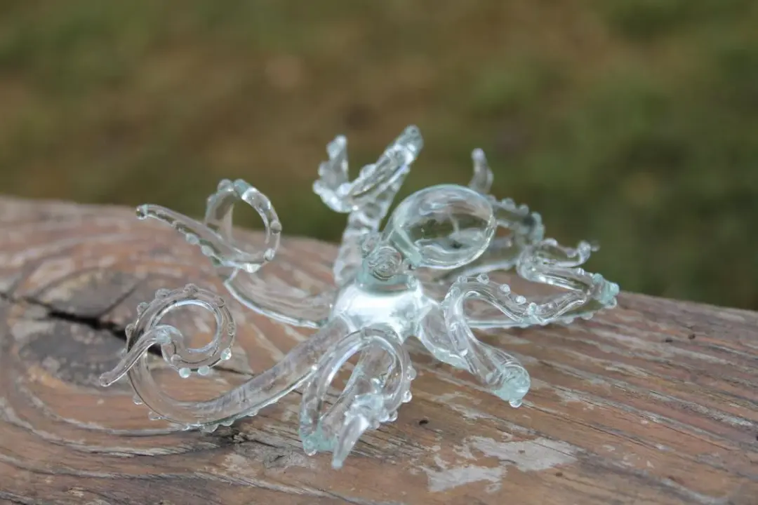 Handmade Clear Glass Octopus Sculpture With Tentacle Details 8cm