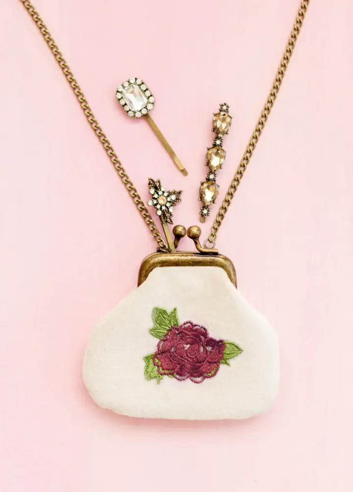 Deavaney Coin Purse in Cream Velvet