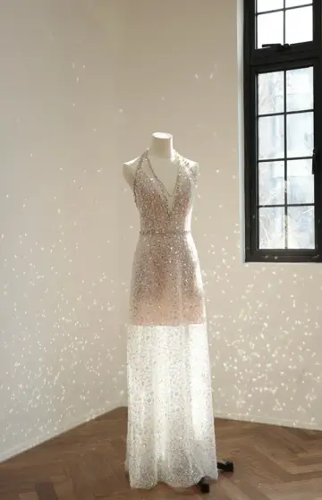 A sexy ball gown with a silver rhinestone halter neck and fitted waist, featuring a foundation and a bridal gown. R8550