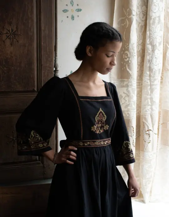 Robe 'Astrid' noire avec broderies contrastantes