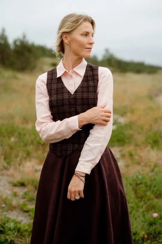 Jane – Fitted Linen V-Neck Vest