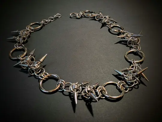 THORNS CHOKER