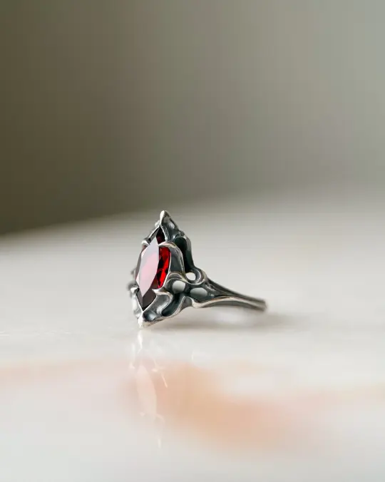 Fouet I // Garnet // 5.5