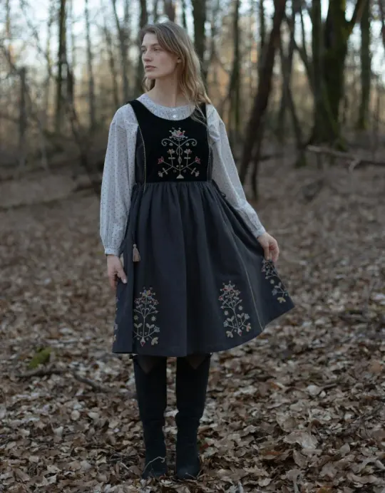 Robe 'Amela' brodée en velours et canevas noir