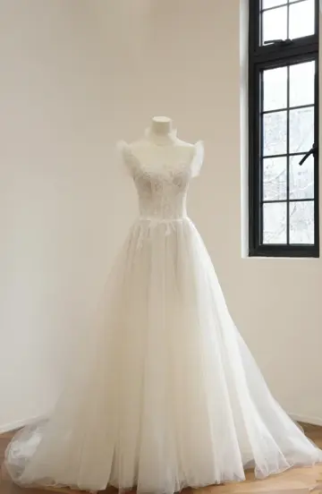 White lace fitted waist long ball gown/bridal dress R8544