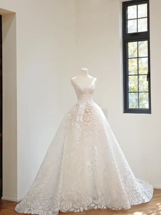 White strapless vintage print fitted waist ball gown/bridal dress R8451