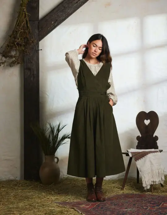 Robe-chasuble 'Yana' en velours côtelé vert mousse