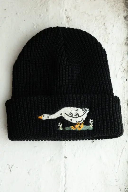 Reaching Shaker Stitch Beanie | Coal