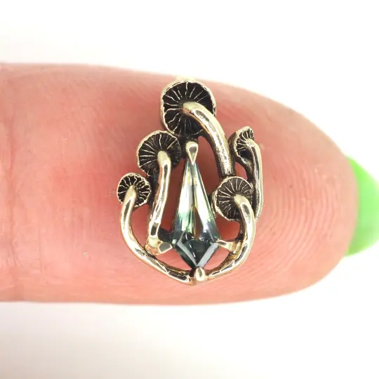 Mushroom pendant with Australian sapphire kite