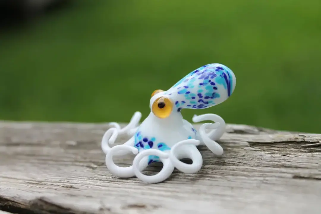 White & Blue Glass Octopus Figurine – Small Blown Lampwork Kraken – Miniature Sea Animal – Nautical Ocean Decor – Unique Gift Idea