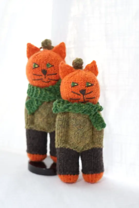 Hands-in-Pockets Cat · Knitted Bag Charm