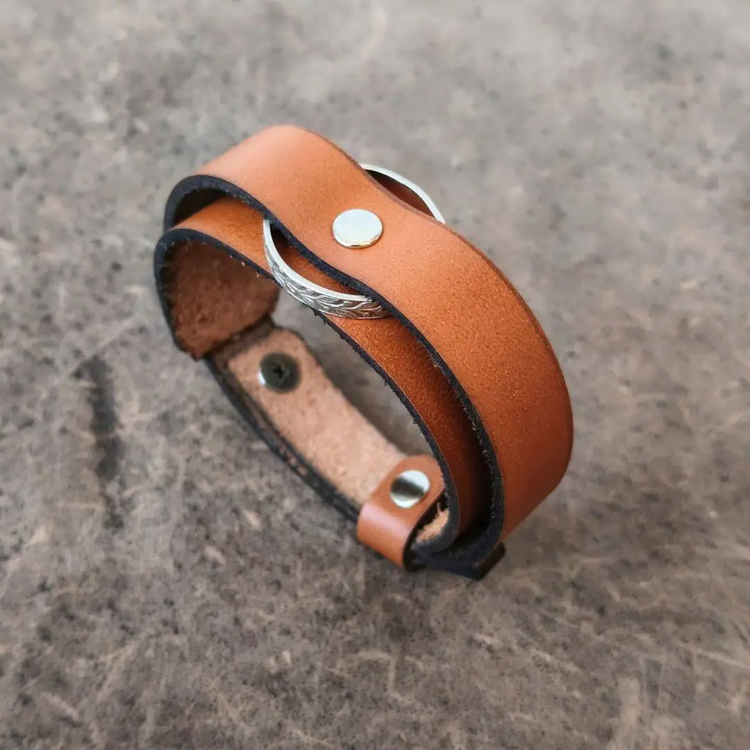 Adjustable Leather Ring Holder Bracelet – 4-Size Watchband Design