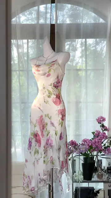 White dress with pink floral print, fitted waist, sexy long ball gown R7647