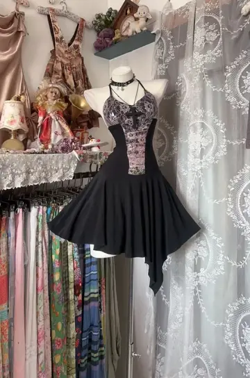 Black halter-neck, fitted waist, slim-fitting short ball gown with a full skirt R7562