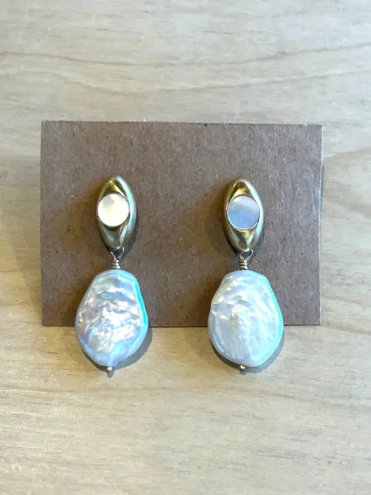 Oval Inlay Pearl Post Earrings