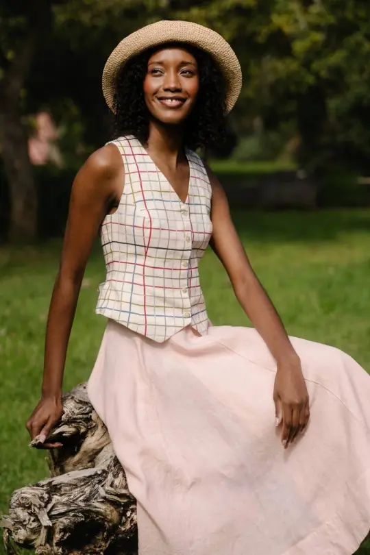 Jane – Fitted Linen V-Neck Vest