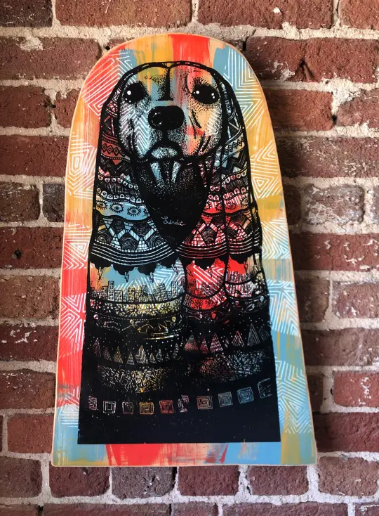 ¡Que Linda! On Raised Pine