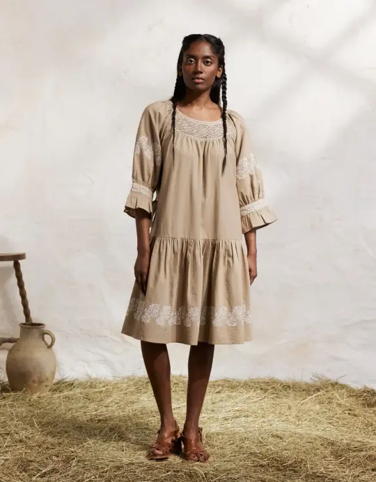 Robe 'Danika' couleur lin broderies blanches