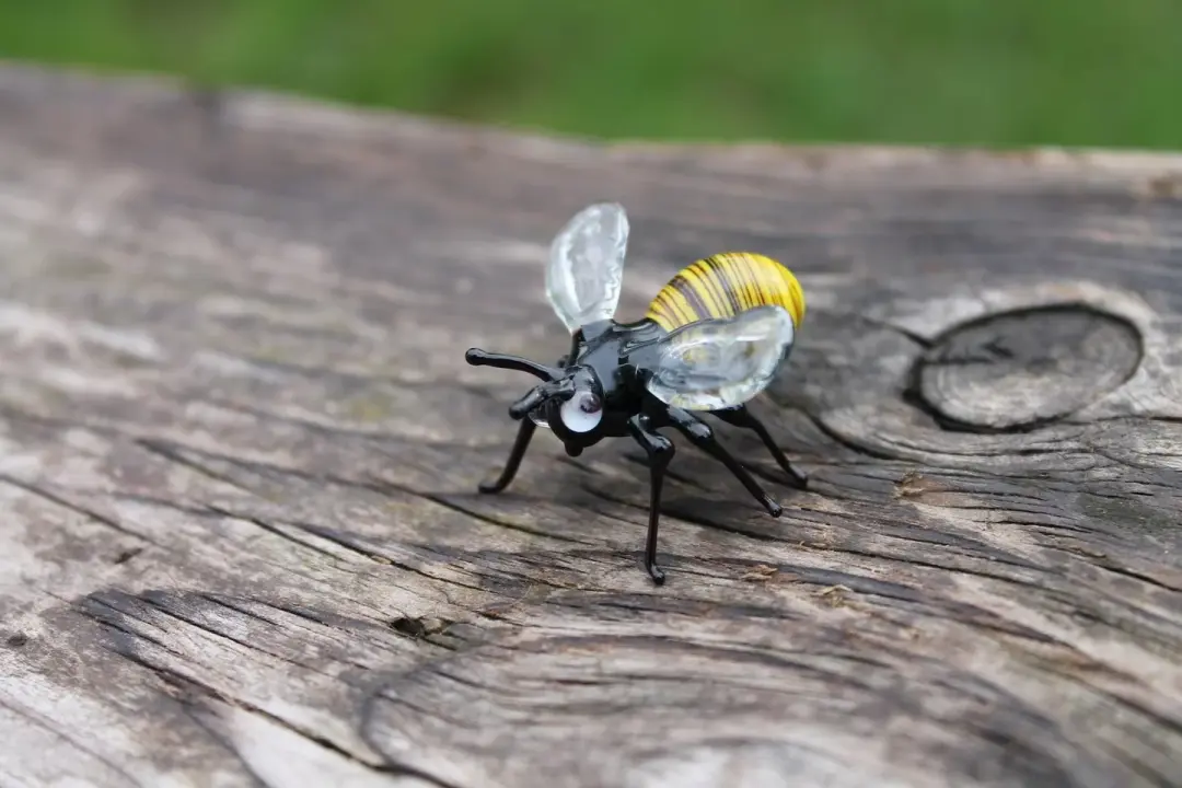Light Yellow Glass Bee Figurine With Transparent Wings 1.4 Inches