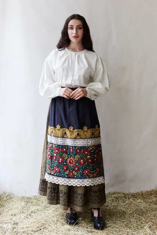 Tablier de cérémonie brodé "Rózsa"