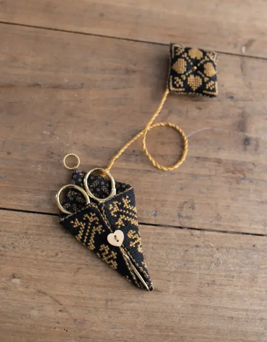 DIY kit 'Compagnon de Brodeuse avec ciseau cigogne' - Mathilda feuilles noires