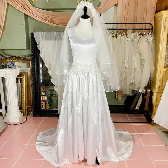 1997 Sleeveless White Wedding Dress With Bustle & Veil