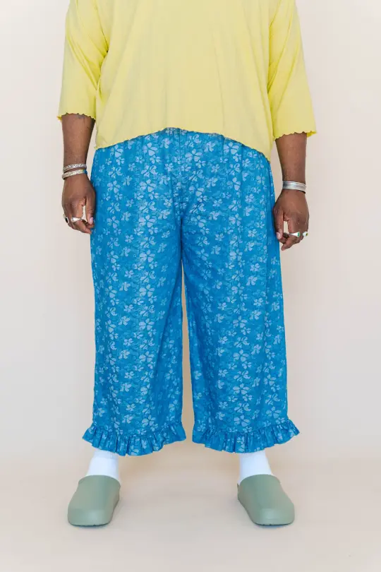 LIGHT FLORAL CHAMBRAY RUFFLE PANT