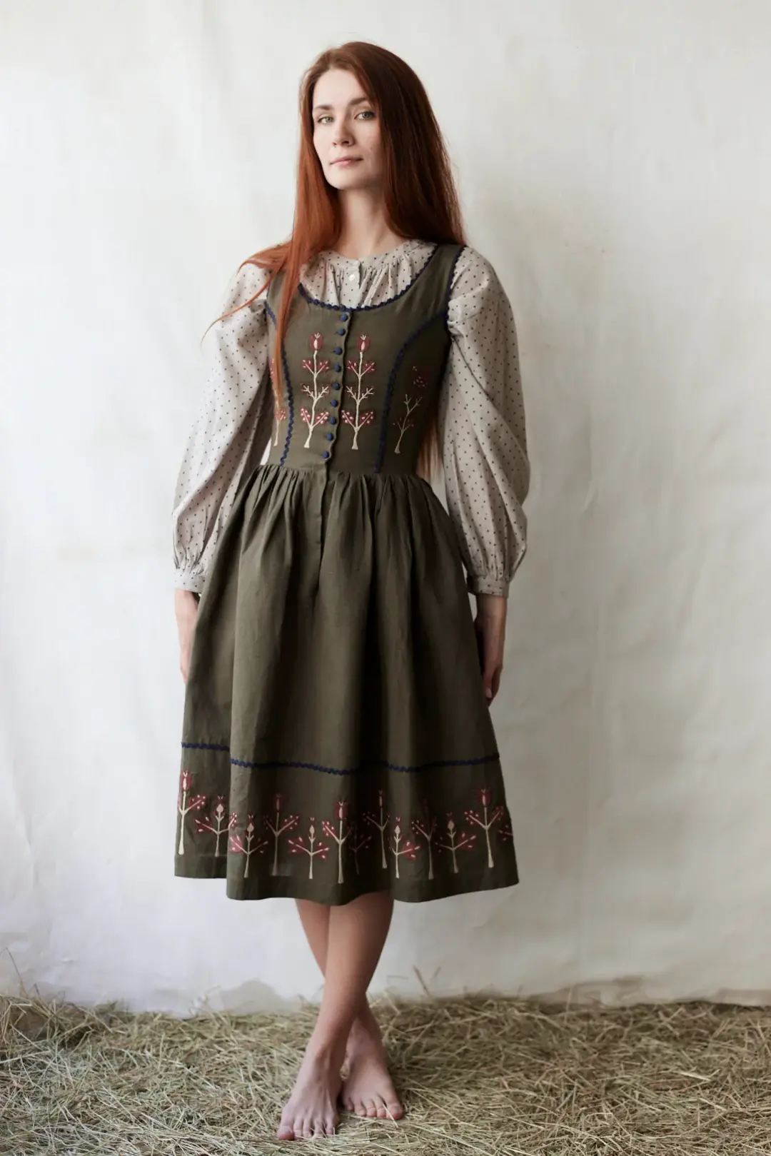 Robe 'Tilda' en lin vert mousse brodé tulipes rouille