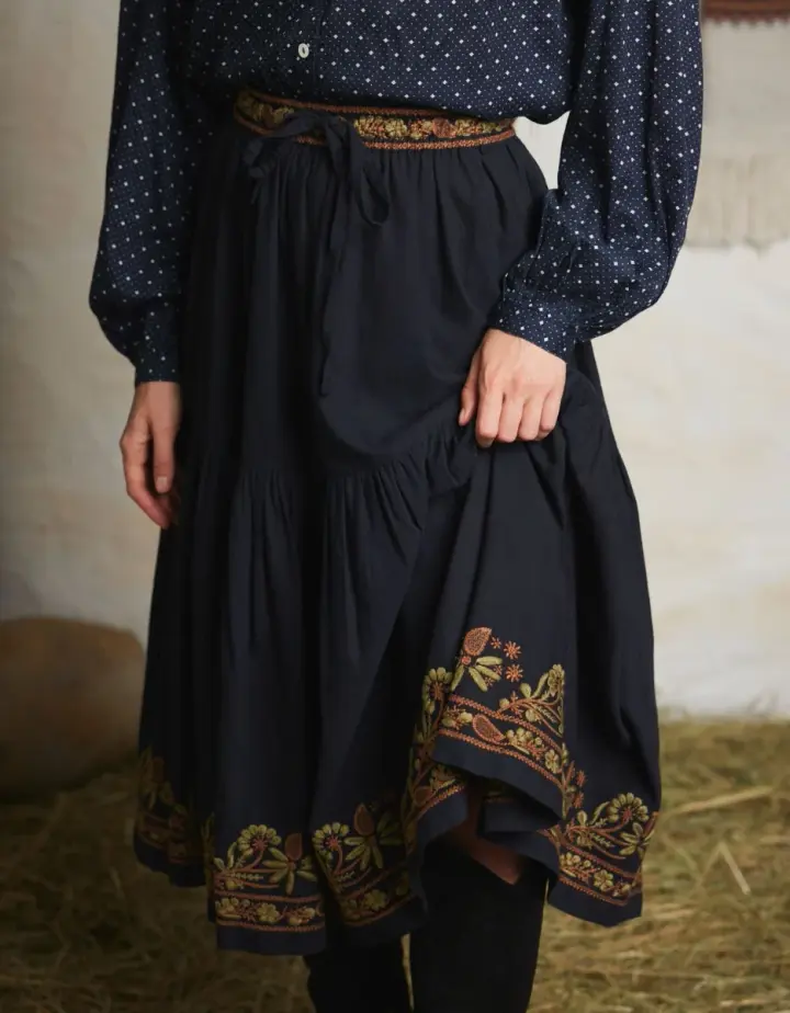 Jupe 'Astrid' noire avec broderies contrastantes