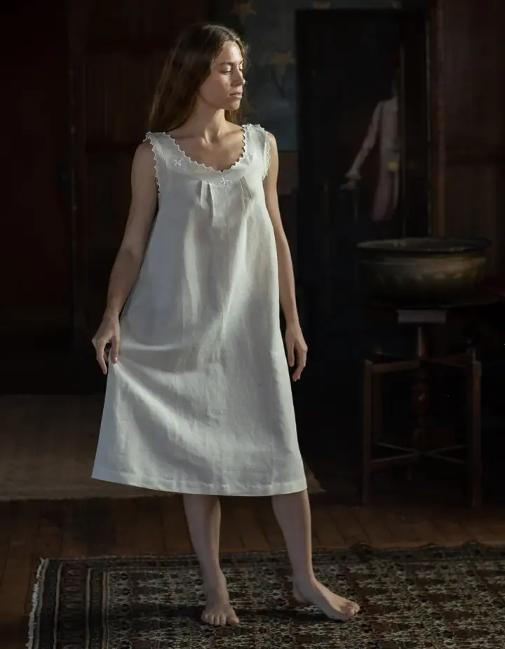 Robe de nuit ou d'été 'Flora' en lin festonné