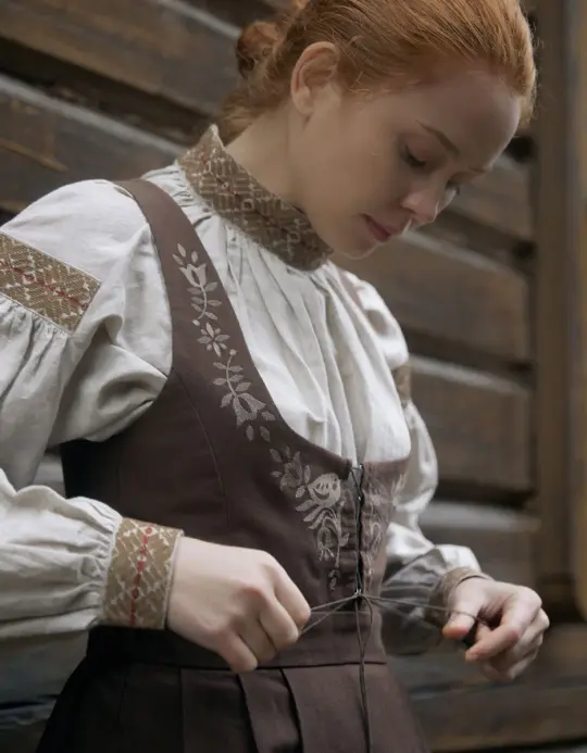 Robe brodée 'Alina' chêne foncé