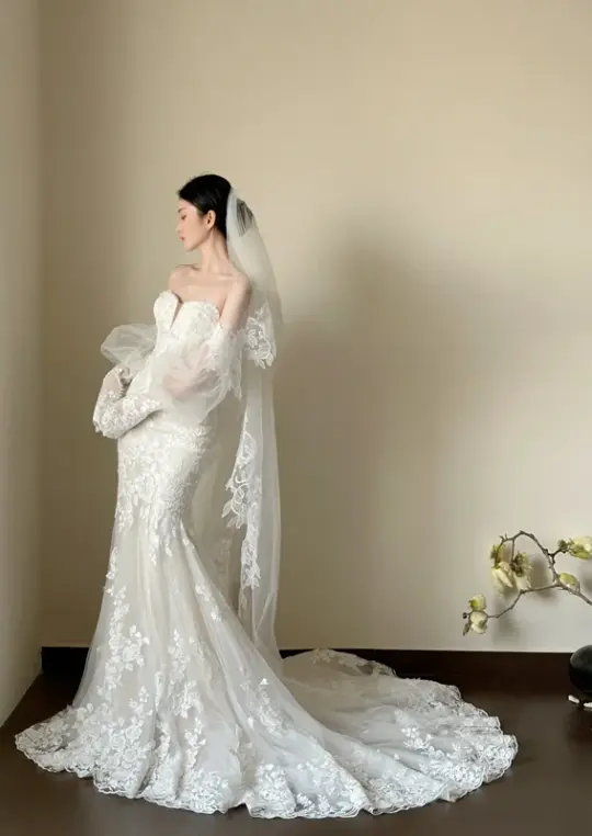 White strapless, waist‑cinching, slim‑fit lace long ball gown, wedding dress R7991