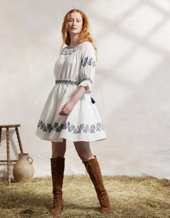 Robe 'Danika' blanc broderies bleues