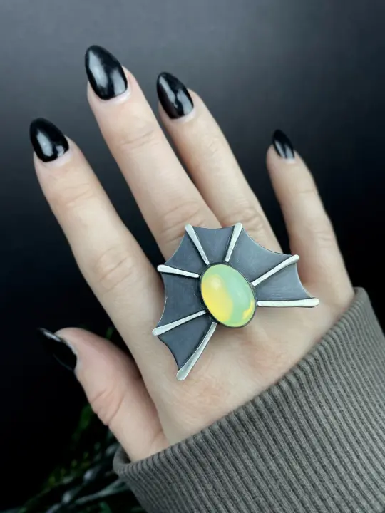 Vintage Uranium Glass Bat Ring - Size 7