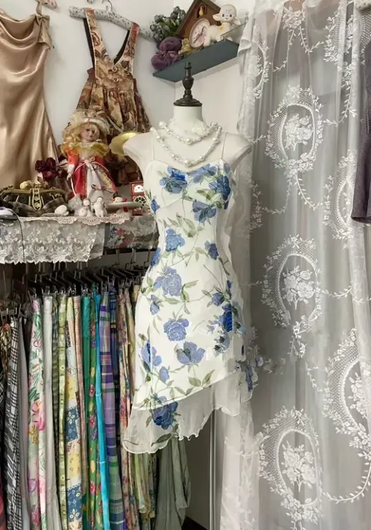 White dress with blue floral print, halter neck, fitted waist, short ball gown R7447