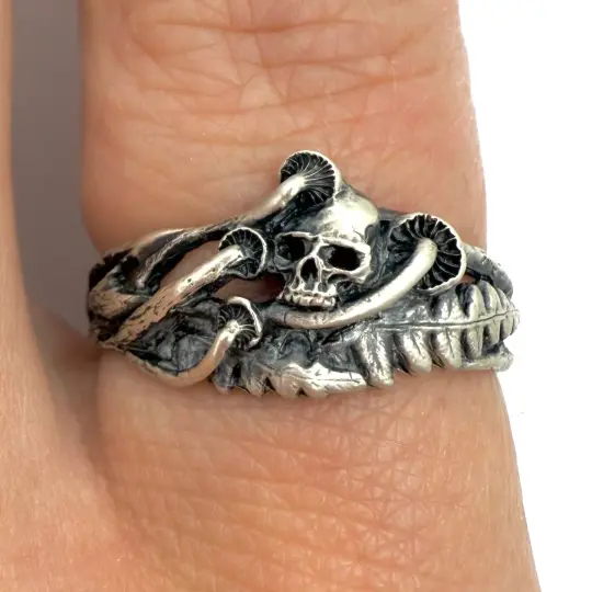 Skull in the forest ring wide
