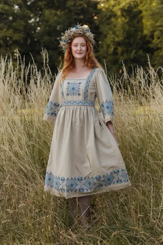 Robe "Linnea" en lin naturel et broderies bleues