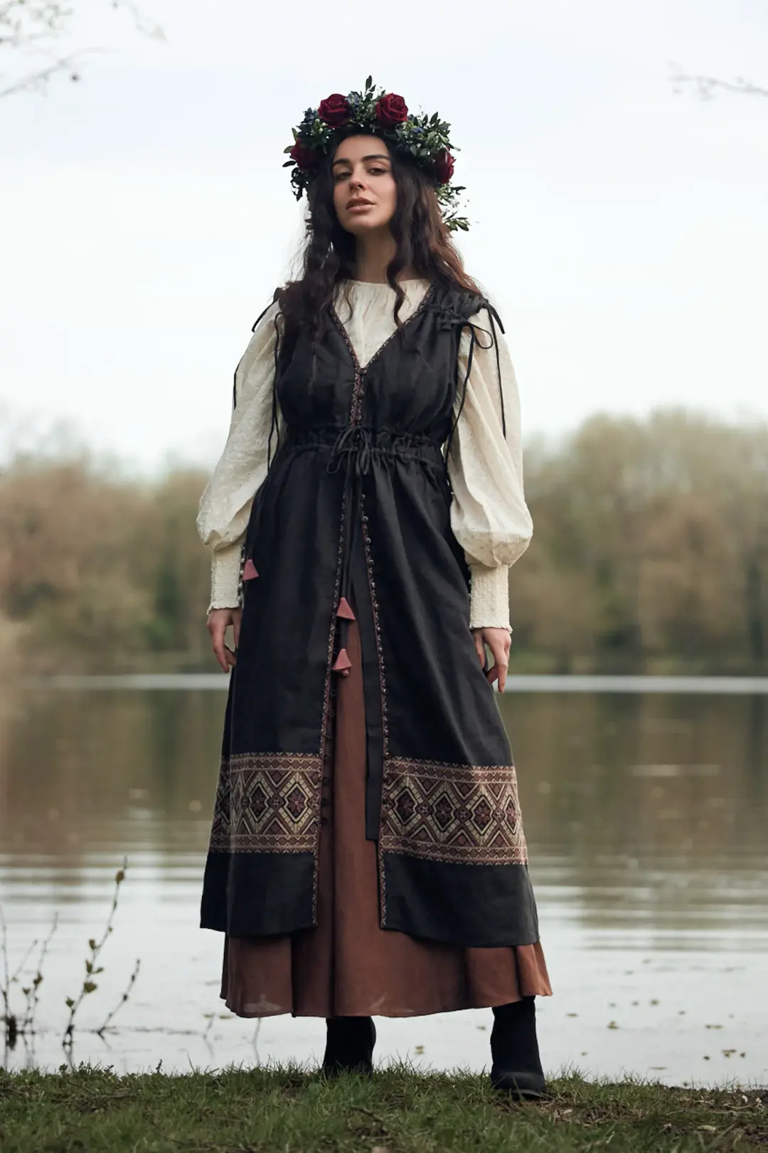 Robe longue 'Elvira' brodée sans manches brique