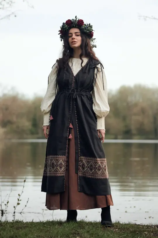 Robe longue 'Elvira' brodée sans manches brique